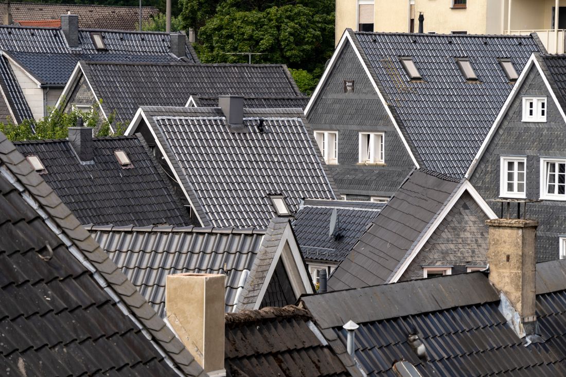 Toitures en ardoise et tuile vues d'ensemble