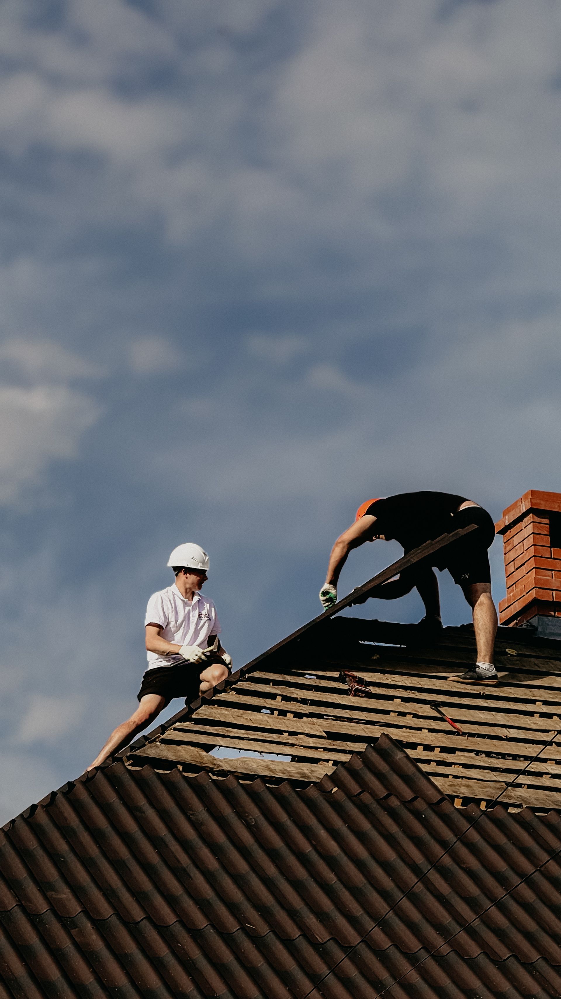 Couvreurs Gaillard Bala au travail sur une toiture à Genay